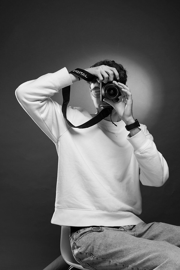 Noé Waterlot, photographe à Arras, appareil à la main